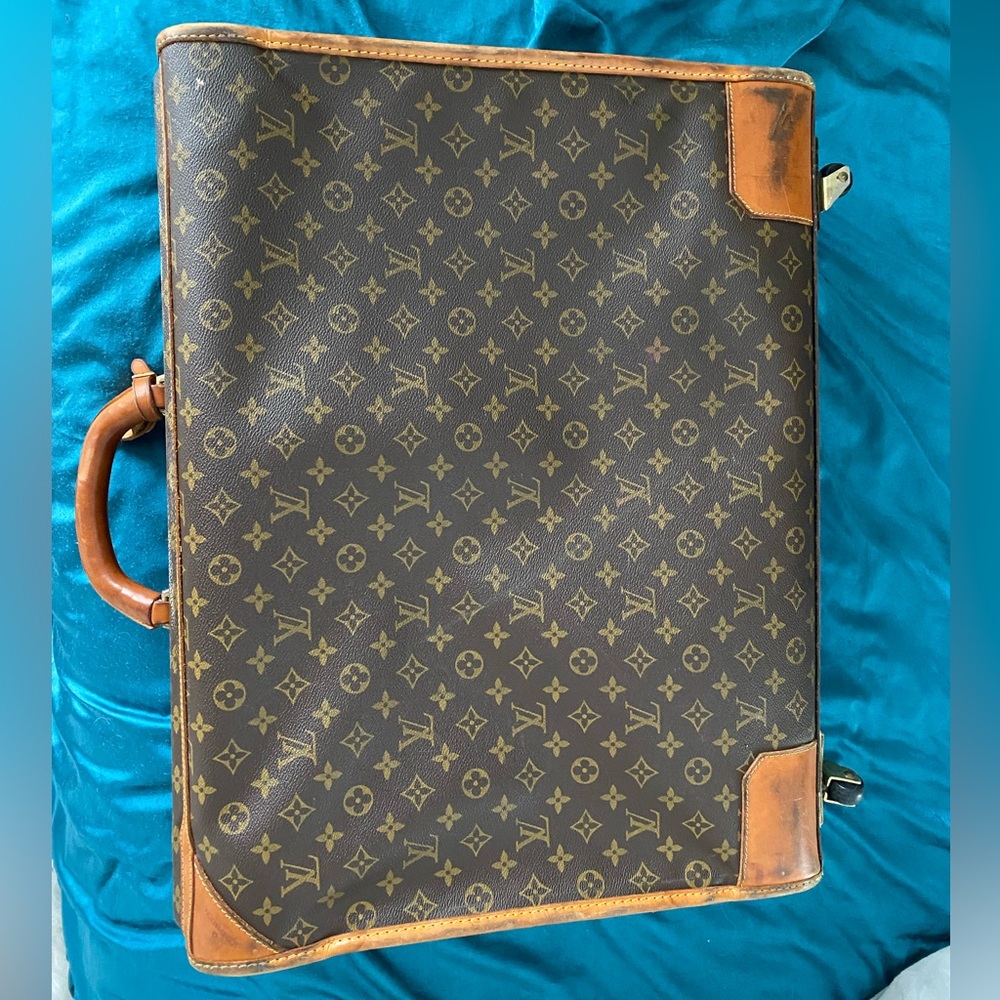 100% Vintage Louis Vuitton Suitcase